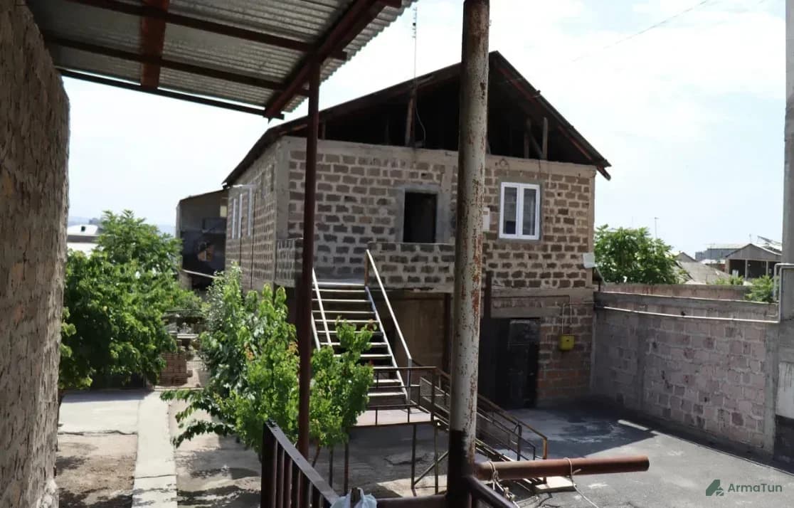 Շապիկի լուսանկար՝ Երկու հարկանի քարե տուն Սեբաստիայի փողոցում Մալաթիա-Սեբաստիայում, 197 քմ, 705 քմ հողի վրա