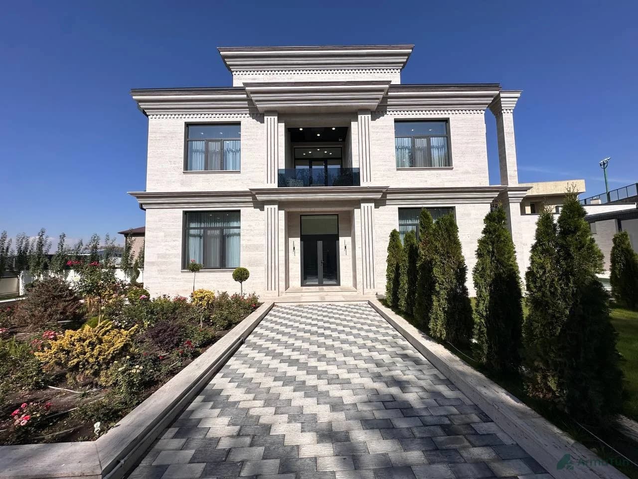 Ավանում նոր վերանորոգված 6 սենյականոց առանձնատուն՝ ջեռուցվող լողավազանով